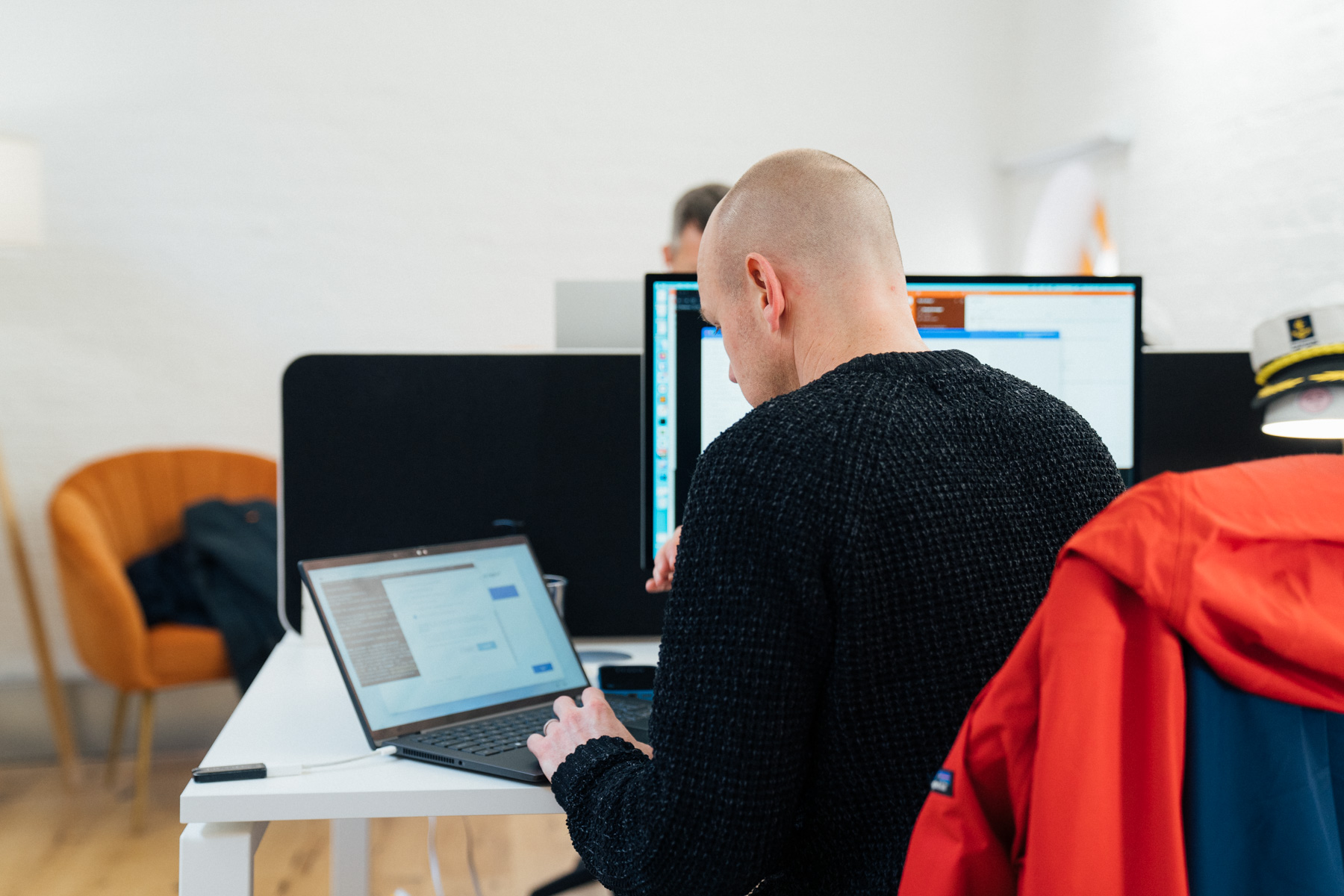 Partners 2 Tech Ahoy Employee working on Windows Laptop with Platform SSO
